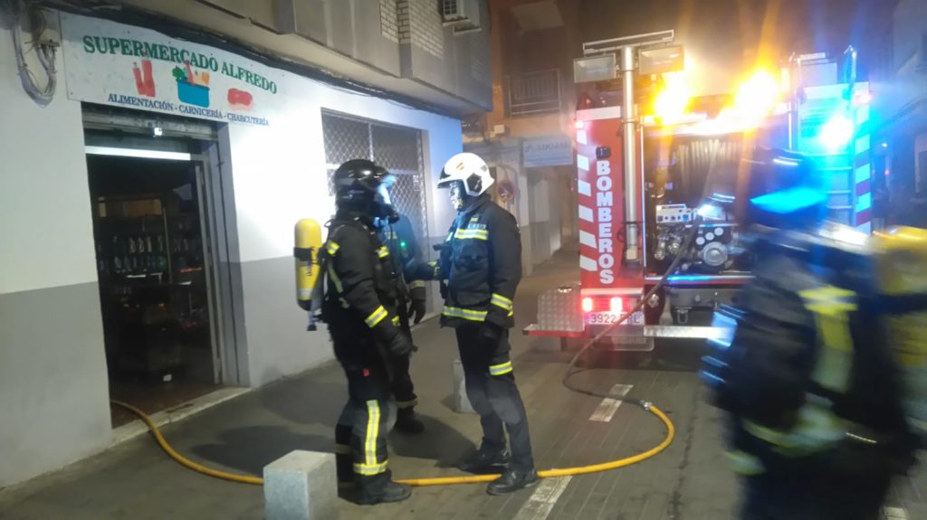 17-1-2019 BOMBEROS TIENDA MASCOTAS NUEVA ANDALUCIA 3