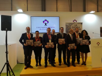 Autoridades, técnicos y monitoras de la Asociación de Turismo de Pulpí con el libro de La Geoda Gigante