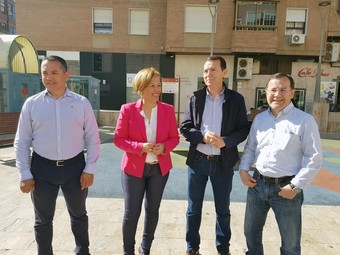 190414 Indalecio Gutiérrez,Sonia Ferrer Tesoro, Juan Carlos Pérez Navas y Felipe Navarro, hoy, en la plaza de los Derechos Humanos