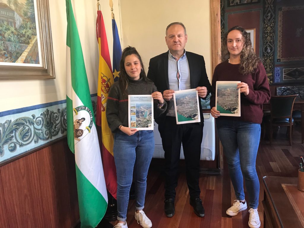 el alcalde con miembros de la asociacion graeca