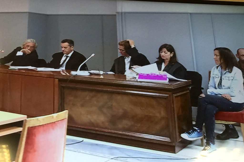 Quezada durante la lectura del veredicto -a la derecha-