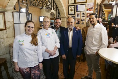 191031 carlos sanchez, paqui perez y el equipo de cocina