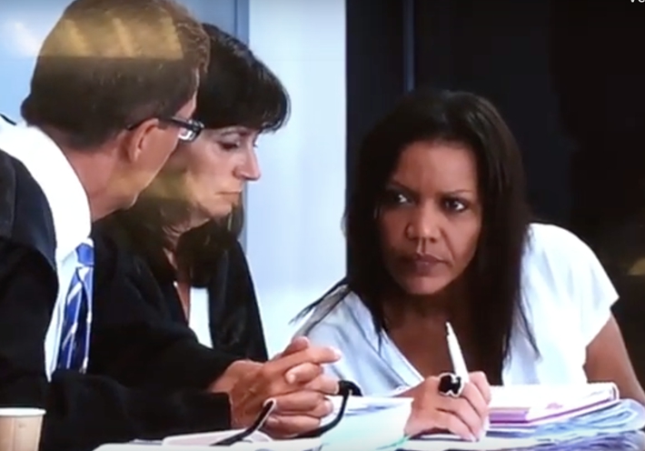 Ana Jullia habla con sus abogados