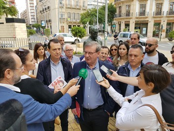 191102 Foto PSOE Fernando Martínez atiende a los medios de comunicación