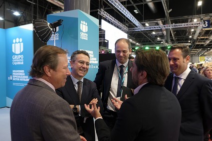 Foto 01 - Presidente Cajamar con empresarios