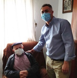 El alcalde de Olula del Río junto a Guillermo Domene, vecino de 90 años que está recibiendo este servicio
