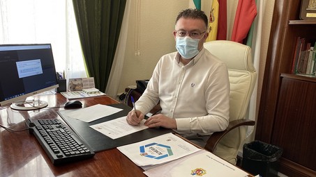 alcalde de berja firma convenio UPTA