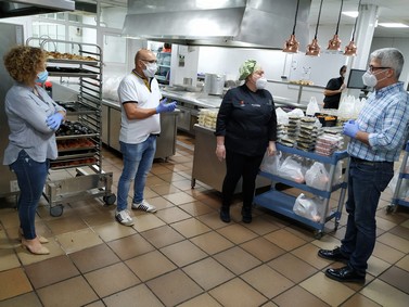 200511 El alcalde de Huércal de Almería, Ismael Torres, en su visita a las instalaciones de Casa Rafael