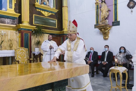 Fernando Gimenez y Matilde Mati Díaz asisten a la misa en la que se consagra el nuevo altar de la iglesia de Nuestra Señora de la Asunción en Bentarique. Alcalde Modesto Martínez Galera. Protección Civil. Obispo Adolfo González.
