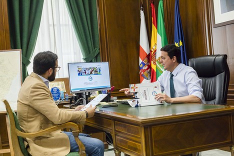 Programa Reconecta presentacion Junta de Gobierno Local Presidente Álvaro Izquierdo Pagina web Programa Almería. Reunión Despacho. Pantalla.