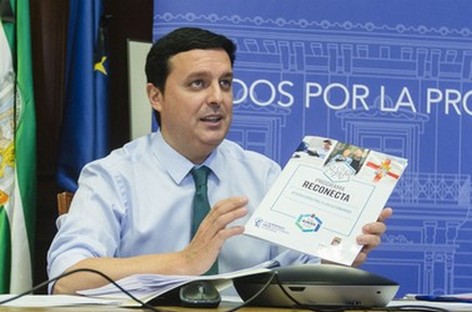 Programa Reconecta presentacion Junta de Gobierno Local Presidente Álvaro Izquierdo Pagina web Programa Almería. Reunión Despacho. Pantalla.