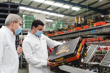 Visita Presidente Pedro Caparrós Trabajo cooperativa, procesado frutas hortalizas, fábrica, nave, mujeres