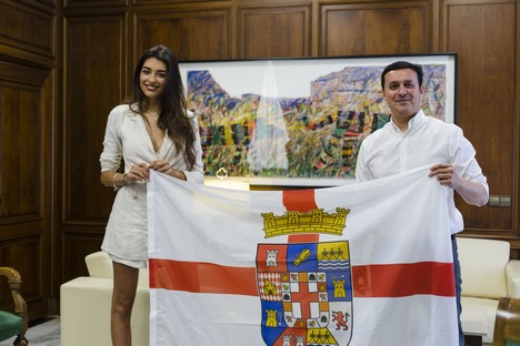 Presidente recibe en su despacho a Ana García Segundo Miss World Almería aspirante a Mis World Spain junto a Paco Wandosell.