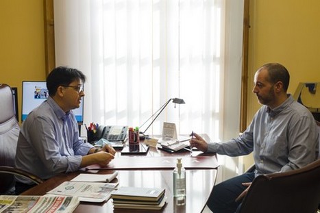 Reunión Manolo Guzmán con Curro Verdegay Asociación ADAICA. Cultura. Patio del Mandarino.