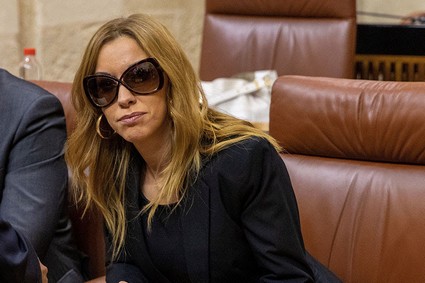 GRAFAND2644. SEVILLA, 13/11/2019.- Mercedes López Romero (i), de Ciudadanos, hasta ahora directora general de Discapacidad de la Junta, se ha convertido en la primera diputada del Parlamento andaluz con discapacidad visual, al jurar el cargo tras la dimisión de Andrés Samper por cobrar al usar Blablacar a la vez que recibía dietas de desplazamiento. EFE/Julio Muñoz