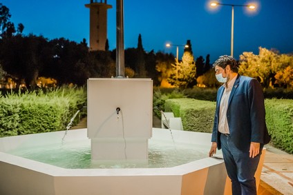 El concejal junto a la fuente de El Solanillo recientemente restaurada