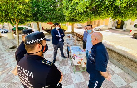 El concejal muestra el anteproyecto a vecinos de Cortijos de Marín 16072020