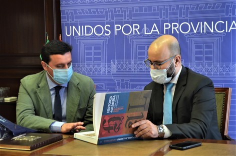 El representante saudí fue obsequiado con un ejemplar de Historia de Almería