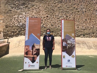 La edil Maria Isabel Ponce con algunos de los totem