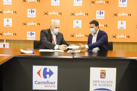 Presidente de Diputación de Almería firma acuerdo con los Centros Carrefour para la promoción de los productos Sabores Almería. Francisco Molina director de Carrefour Almería, Antonio Jesús Rodríguez diputado de Promoción Agroalimentaria, Óscar Fernández gerente Carrefour Roquetas, José Luis Alba Carrefour Almerimar, Ana Aroca Carrefour Vícar, Empresarios Sabores