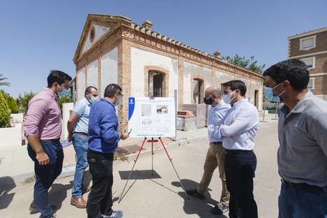 Óscar Liria Diputado de Fomento visita las obras de restauración de la estación del ferrocarril de Huercal overa junto al alcalde del municipio Domingo Fernández. Vía verde Huércal Overa. Paraje de la Estación.