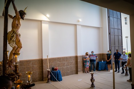 Alcalde y concejales ante la impresionante imagen del Cristo del Mar 01082020