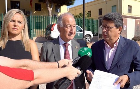 JUAN JOSÉ MATARÍ, ROCÍO SÁNCHEZ Y GABRIEL AMAT JUNTO AL CUARTEL DE LA GUARDIA CIVIL DE ROQUETAS