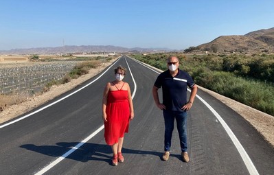 alcalde y alcaldesa pedánea visitan los trabajos realizados