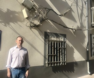 09092020 Cecilio Vargas Calle principal de Balerma con cables en la fachada