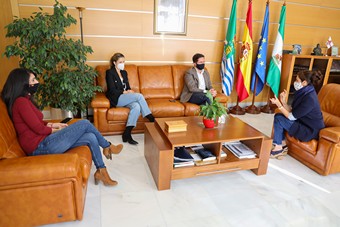 201027 alcalde recibe madre niño enfermedad rara 1