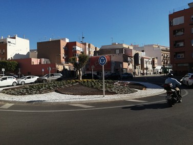 Ajardinamiento rotonda calle Instinción Los Molinos