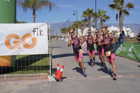 Corredores acercándose a meta