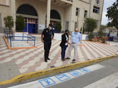 El alcalde, Domingo Fernández, con la presidenta de ASTEA Autismo Almería, Mónica López, y el Jefe de la Policía Local, Cristobal Artero, en uno de los pasos de peatones que se han pintado