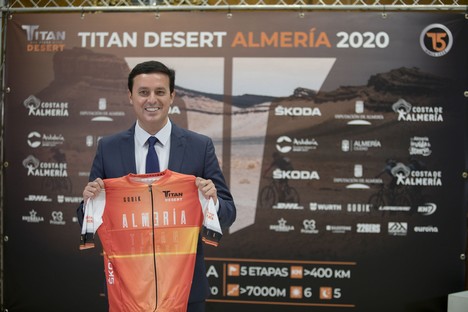 Presentación de la TITAN DESERT 2020 en el Patio de luces de la Diputación de Almería. Melcior Mauri Ciclista, Ramón Fernández Pacheco Alcalde de Almería, Juan Polcar Presidente Titan World Series, Santi Gallardo.