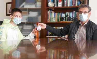 201120 Cortés recibe al karateka abderitano Miguel Peña tras lograr el bronce en el Campeonato de España (1)