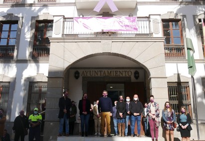 201125 Adra muestra su repulsa contra la violencia de género