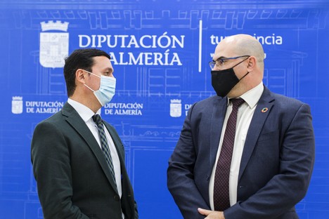 El Presidente de la Diputación de Almería firma conveno de colaboración entre la institución provincial y Correos. director de la Zona de Correos de Andalucía, Ceuta y Melilla, José Luis Alonso Nistal. Álvaro Izquierdo Diputado Delegado de Hacienda,Nuevas Tecnologías y Vivienda. Fernando Giménez Diputado Delegado de Presidencia, Lucha contra la Despoblación y Turismo.