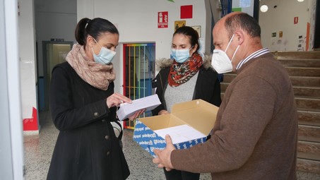 201217 Adra prepara la llegada de los Reyes Magos con el reparto de códigos para realizar una videollamada (3)