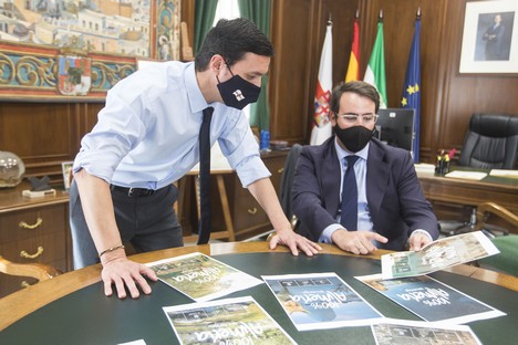 El Presidente de Diputación y Fernando Gimenez Diputado de Turismo Revisan la campaña 100% Almería de Turismo de Interior.