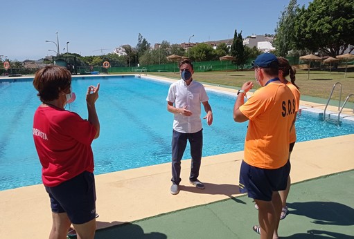 210625 Jesús Pomedio da las últimas indicaciones a los socorristas de la Piscina Municipal
