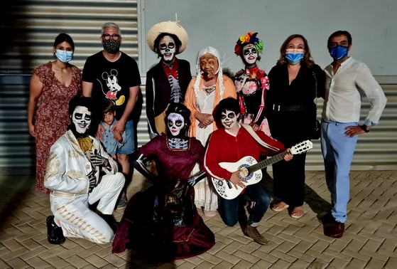 210628 El alcalde y concejales, con los actores del musical