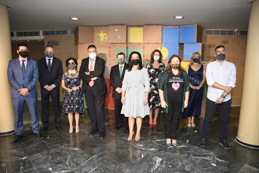 La imagen tiene un atributo ALT vacío; su nombre de archivo es 16-9-2021-PREMIOS-SOLIDARIOS-ONCE-ANDALUCIA-2021-GALARDONADOS-Y-AUTORIDADES.jpg