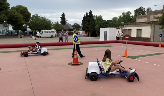 Alcalde y edil asisten a la primera jornada de talleres de seguridad vial en el CEIP de Pulpí, Emilio Zurano Muñoz