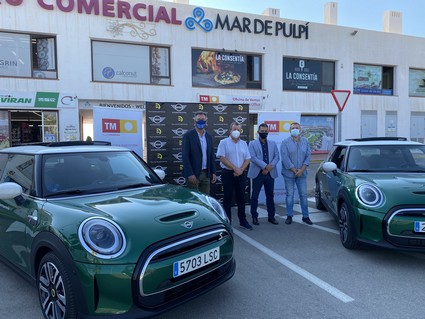 Alcalde y teniente de alcalde en la recepción de los vehículos en Mar de Pulpí