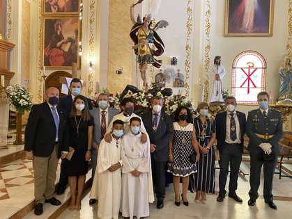 Autoridades locales durante la misa de San Miguel