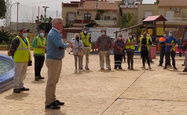 El alcalde, Ismael Torres, con trabajadores del anterior Plan de Empleo