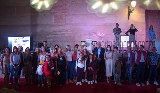 FotoFamiliaTrasDesfileConAutoridades
