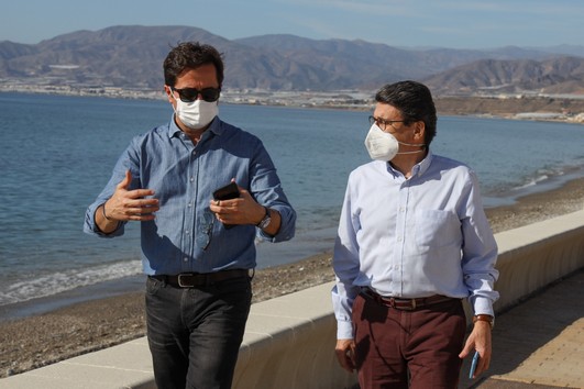 JUAN JOSÉ MATARÍ Y FRANCISCO GÓNGORA EN LA PLAYA DE BALERMA