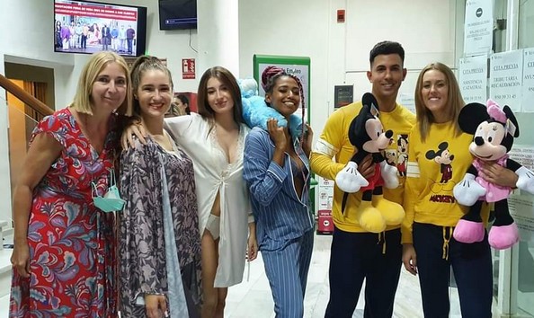La imagen tiene un atributo ALT vacío; su nombre de archivo es ModelosConComerciantesBackStage.jpg