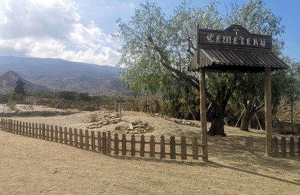 La imagen tiene un atributo ALT vacío; su nombre de archivo es cementerio-minihollywood.jpg